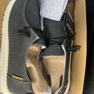HEY DUDES size 7 navy shoes